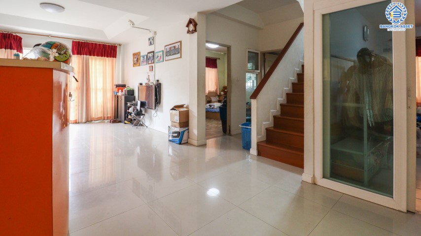 *****บ้านเดี่ยวมือสองย่านปทุมธานี ม.ศุภาลัยวิลล์ ศรีสมาน-ปทุมธานี บนเนื้อที่ 53.1 ตร.ว. พื้นที่ใช้สอย 170 ตร.ม. ฟังก์ชัน 4 ห้องนอน 3 ห้องน้ำ 2 ที่จอดรถ บ้านสวยราคานี้หาที่ไหน!! 15 นาทีก็ถึงโรบินสันศรีสมาน และทางด่วน "ศรีสมาน" จองเลย!